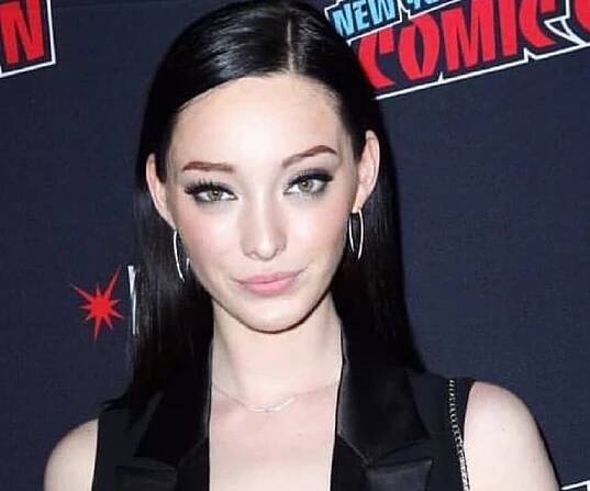 Emma Dumont Biography - Facts, Childhood, Family Life & Achievements