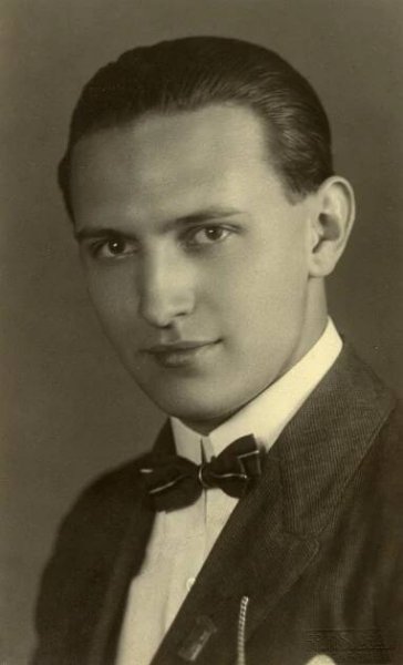 jeho syn Josef Hanák (*1903), učitel