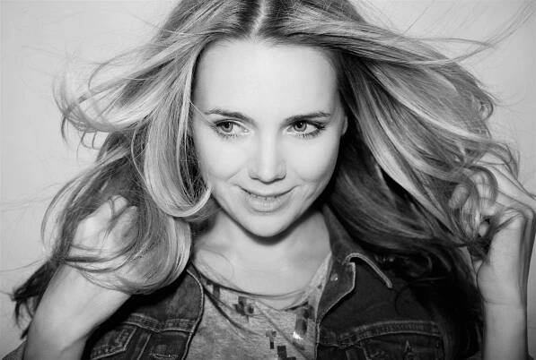 Lucie Vondráčková - Lucie Vondráčková fotka / Slabomyslně argumentovala tím, že mají chudáci špatné průdušky a musí s nimi