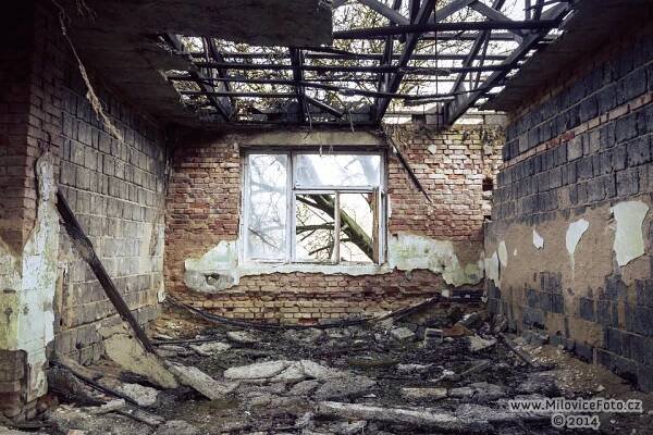 Milovice - demolice budov u letiště
