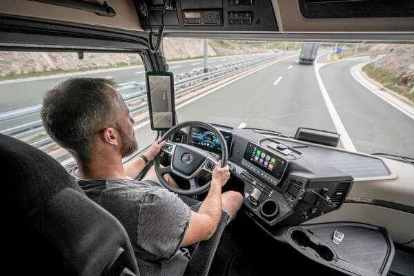 Pracovišti řidiče vévodí volant a dva velké displeje