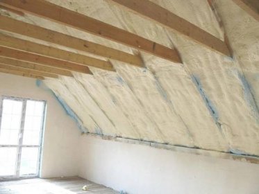 Před zahájením práce na instalaci zvukové izolace na dřevěný strop byste měli důkladně vyčistit povrch nečistot a prachu