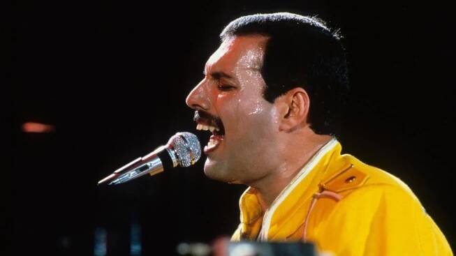 Elton John se podělil o dojemný příběh o smrti Freddieho Mercuryho