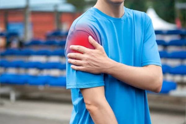 nemoci ramenního kloubu, zlomeniny a záněty kostí, atletický muž na sportovním hřišti po tréninku trpící bolestí v ruce - bursitida - stock snímky, obrázky a fotky