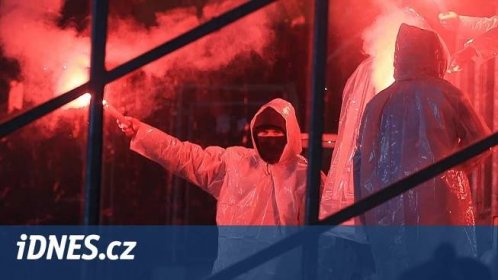 Budějovičtí fanoušci zlobili v Plzni dýmovnicemi, Dynamo jim zavře kotel