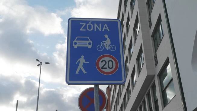 Ve městech začínají platit sdílené zóny. Z ulic mizí nadbytečné dopravní značky