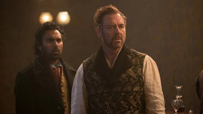 Nebeská tělesa - Z filmu - Himesh Patel, Marton Csokas