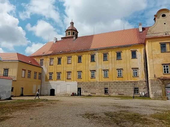 Zámek a nádvoří ze západní strany čekají na opravu.