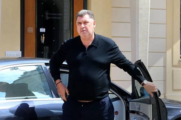 Potkají se poradce prezidenta a premiéra... Zní to jako začátek vtipu, ale k smíchu to není