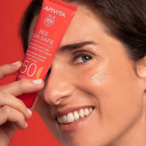 Apivita Bee Sun Safe Anti-Spot and Anti-Age Tinted Face Cream SPF50 ochranný tónovací krém na obličej SPF 50
