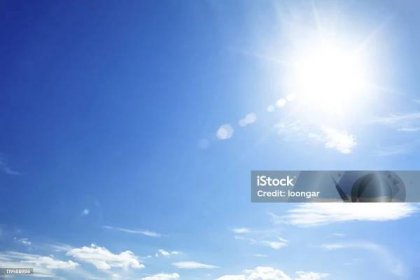 jasně modrá obloha se sluncem způsobující světlici objektivu - Bez autorských poplatků Sluneční světlo Stock fotka
