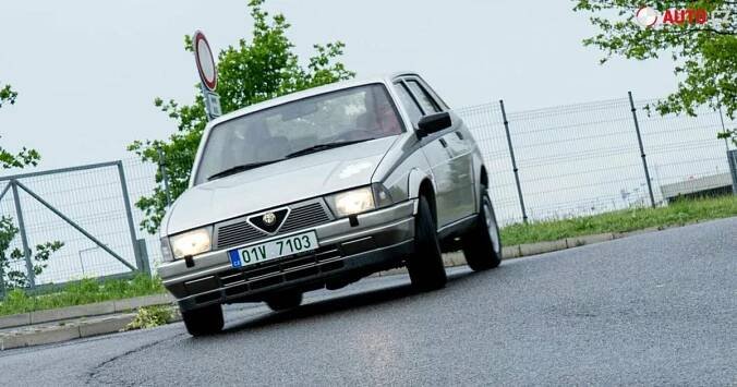Kultovní Alfa Romeo 75 v testu Martina Vaculíka: Nejen zespod stojí za to!