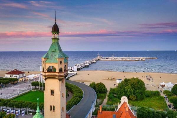 krásná architektura města sopot u baltského moře při západu slunce, polsko. - sopoty - stock snímky, obrázky a fotky