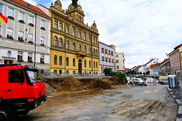 Náměstí ve Strakonicích: Padla opěrná zeď, vzniká prostor pro nové schodiště