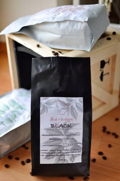 Čerstvě pražená káva – Muž v kuchyni BLACK