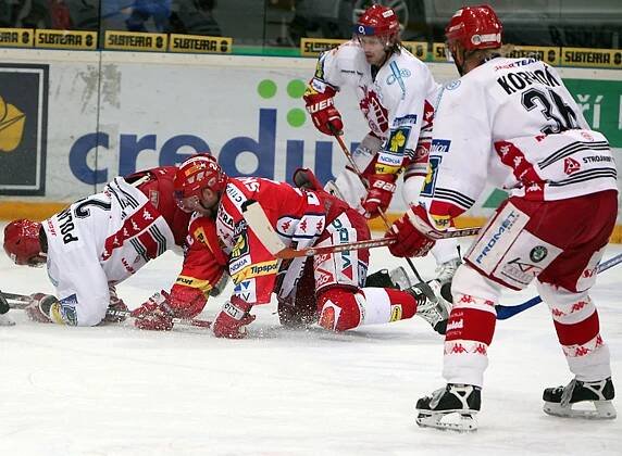 HC Slavia Praha - HC Oceláři Třinec - České Budějovice vyhrály, Třinec zaskočil Slavii (8/8)