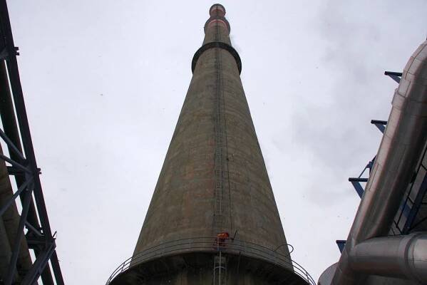 Hasiči odstraňovali nebezpečný led na komíně teplárny Otrokovice | POŽÁRY.cz - ohnisko žhavých zpráv | hasiči aktuálně