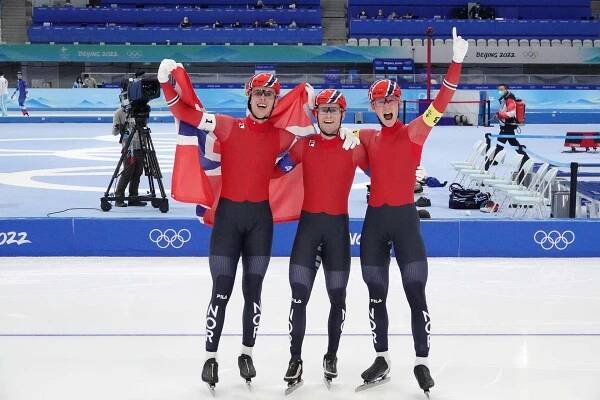 Hallgeir Engebråten, Sverre Lunde Pedersen og Peder Kongshaug tok gull under lekene i Beijing 2022. Foto: Geir Owe Fredheim 