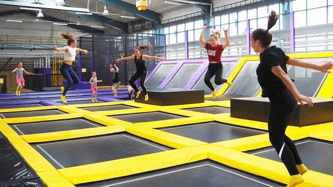 Zábavný JumpPark Brno: hodinový vstup na trampolíny pro děti i dospělé