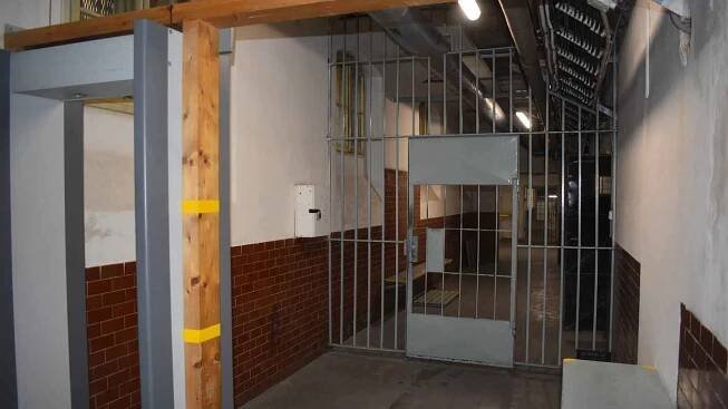 Dozorce z věznice o nemocenské pracoval jako skladník, hrozí mu roky vězení
