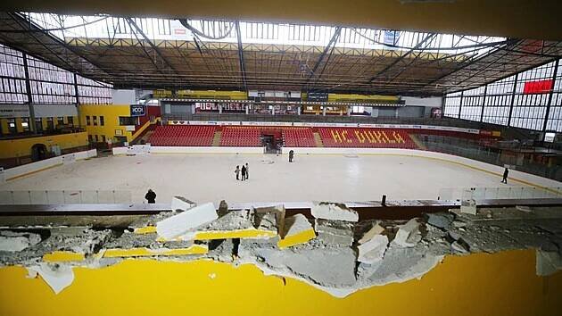 Takto vypadá stařičký Horácký zimní stadion dnes, zhruba půl roku po svém uzavření. S demolicí zatím Jihlava otálela. Vedení města nyní oznámilo, že by mohla začít v létě.