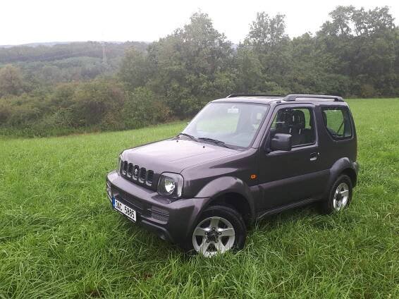 Suzuki Jimny je parťák pro cesty i necesty. Je vysazený na zdolávání „kozích“ stezek, i když bourat byste v něm nechtěli. Jak jezdí coby ojetina?