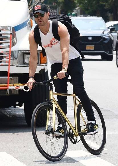 Justin Theroux shows off his muscular arms after working out at the gym