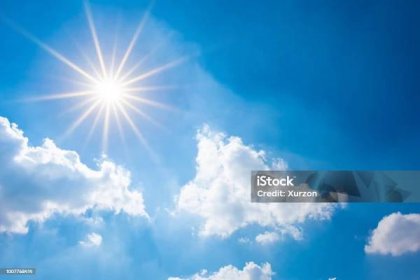 Modrá obloha s jasným sluncem a mraky - Bez autorských poplatků Slunný Stock fotka