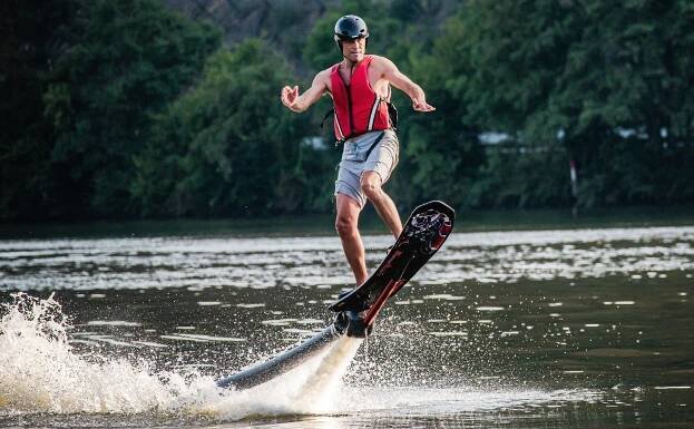 Flyboard, Jetpack, Hoverboard - adrenalinová zábava | Teambuildio.cz