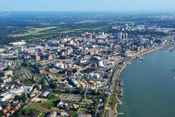 The Chempark Leverkusen is LANXESS' most important location. Here, the products manufactured include basic chemicals and ion exchange resins.