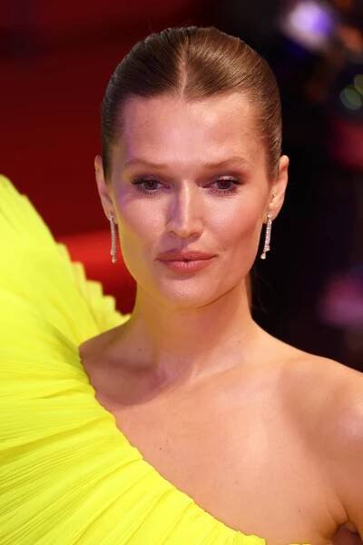 Galerie: Festival Berlinale ve znamení přirozenosti. Rudou vynesla Caro Daur | Elle.cz