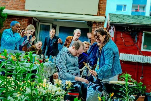 Nura Habib Omer, Merlin Sandmeyer, Marie Bloching - Die Discounter - Season 4 - Z filmu