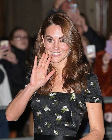 Vévodkyně Kate se hodila do gala: V těchto šatech byla stejně krásná jako před třetím těhotenstvím