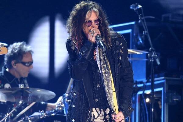 Steven Tyler enters treatment, Aerosmith cancels shows