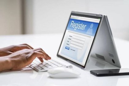 Online webový registrační formulář na webových stránkách pomocí notebooku — Stock obrázek