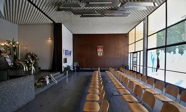 Soubor:Motol krematorium obřadní síň int 1.jpg