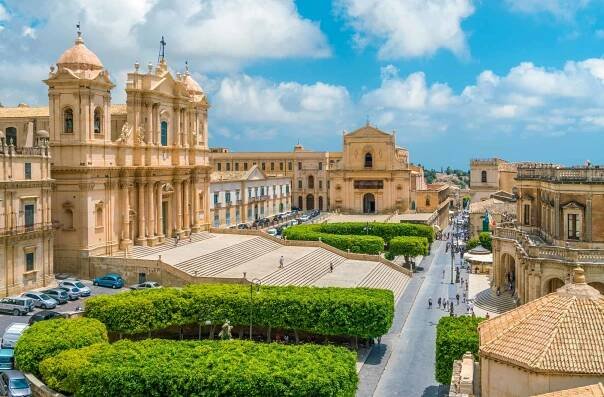 Panoramatický výhled na Noto, s katedrálou, Palazzo Ducezio a kostelem Santissimo Salvatore. Provincie Siracusa, Sicílie, Itálie. — Stock obrázek