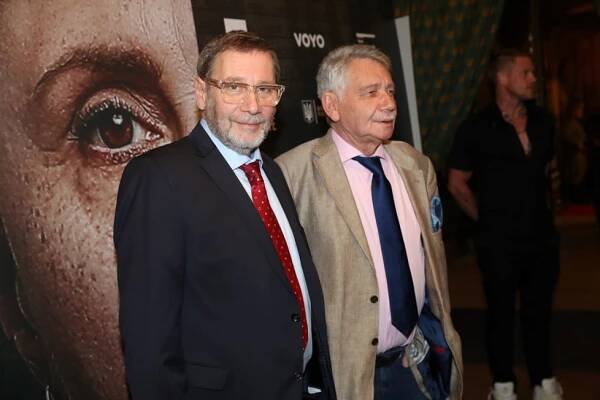 Premiéra filmu poznamenaná smrtí: Smutný červený koberec, setkání bratrů i ukrajinská vlajka!