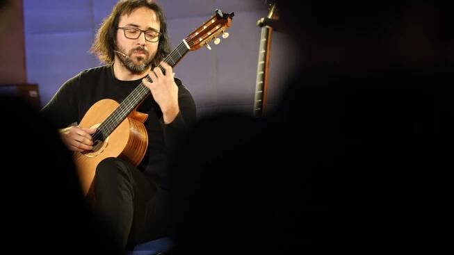 Bigbít na klasickou kytaru. Milan Bátor pokřtil album transkripcí Beatles