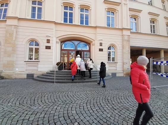 FOTO, VIDEO: V asistenčním centru pro uprchlíky v Pardubicích je hlava na hlavě