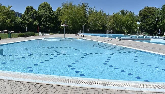 Novinky z koupališť: V Lounech se dnes otvírá, v Žatci budou tobogány zdarma