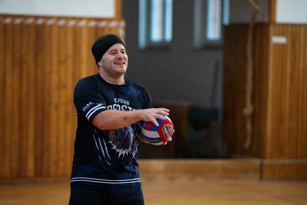 Pavel Šulc v novém dresu. Mezi dvěma oceněními sezony podpořil mladé dodgeballisty z Plzně
