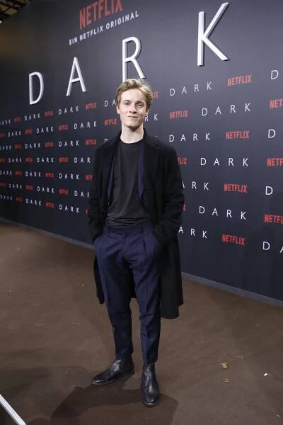 Premiere of the first German Netflix series 'Dark' at Zoo Palast on November 20, 2017 in Berlin, Germany - Louis Hofmann - Dark - Season 1 - Z akcí