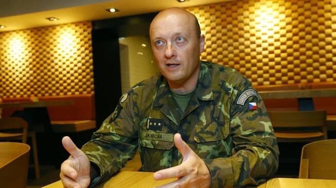 Na frontě je hranice mezi člověkem a zvířetem tenká, upozorňuje kaplan české armády - Novinky