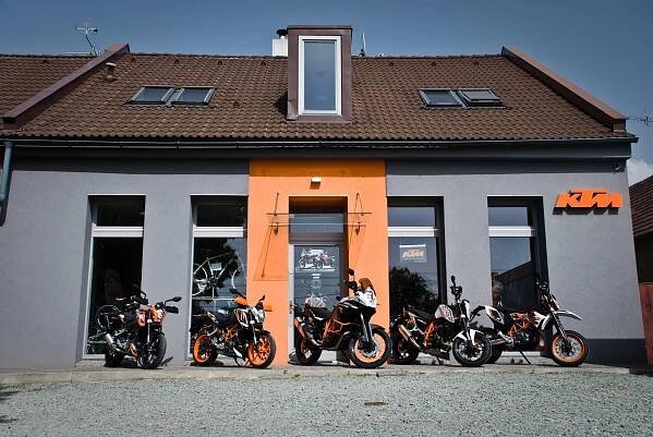 Interiér a fasáda prodejny KTM v Hradci Králové / AB Ateliér Brinkman
