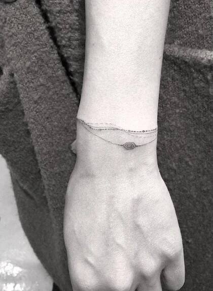 filigrane-tattoo-motive-frau-armbänder-dr-woo | Small wrist tattoos, Tattoo bracelet, Wrist bracelet tattoo