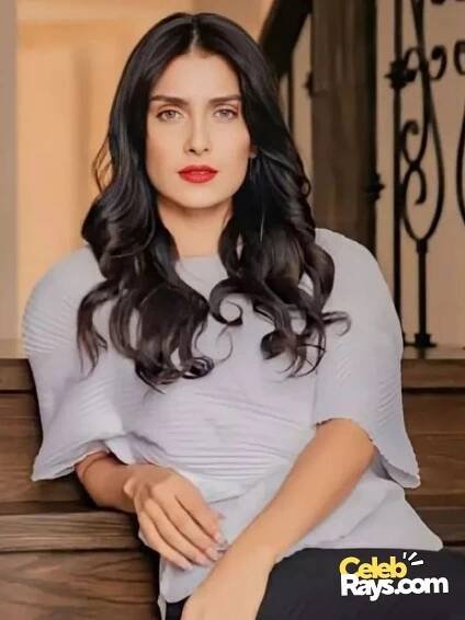 Ayeza Khan glamour
