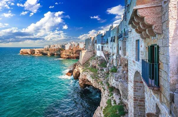 Polignano a Mare, Apulie - pobřeží Jaderského moře, cestovní reflektor Itálie stock fotka