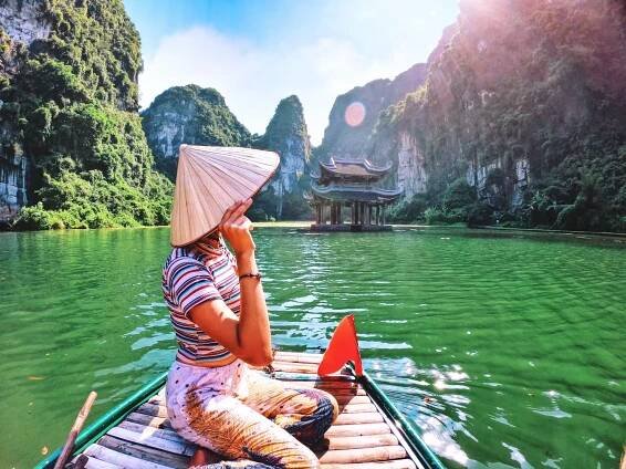 D7 8 NINH BINH On the Bow of the Boat Person Looks Out.jpeg