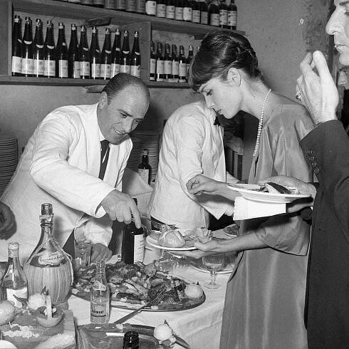 Elsa Martinelli at the restaurant 'Rugantino' during a dinner party, Rome 1958